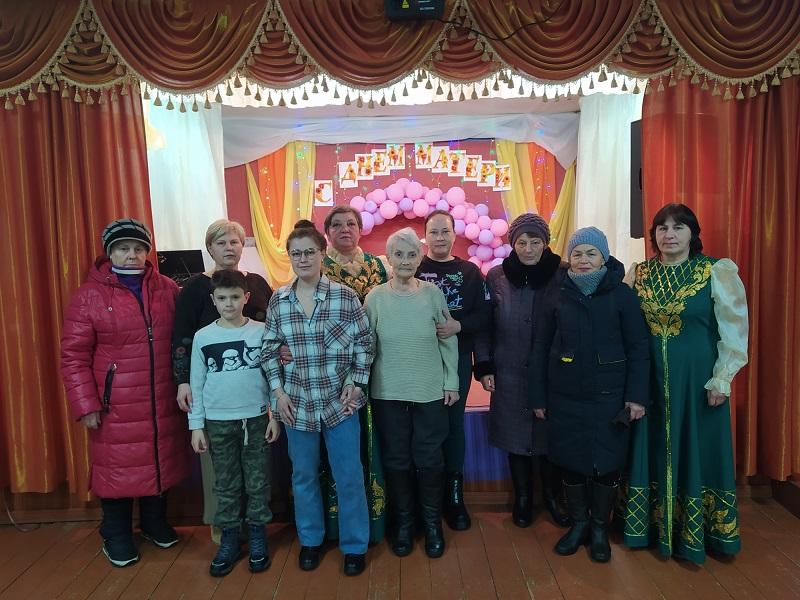 <strong><strong>Материнское сердце - источник любви</strong></strong>